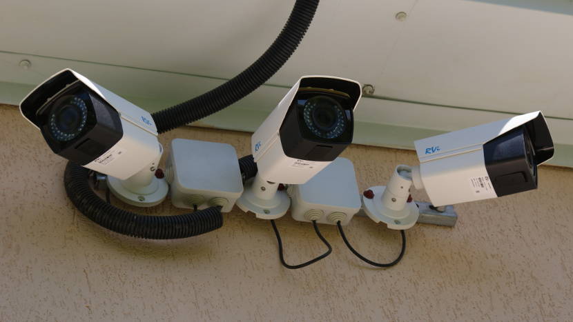 Уличные камеры видеонаблюдения на корпусе детского сада